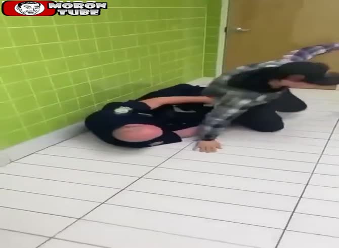Video :A policeman fights a student and fractures his leg